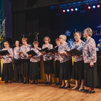 Mõniste rahvamaja lauluansambel Mehkarid Varstu kultuurikeskuses toimunud Varstu Hõbehalli juubelil 12. aprillil 2024